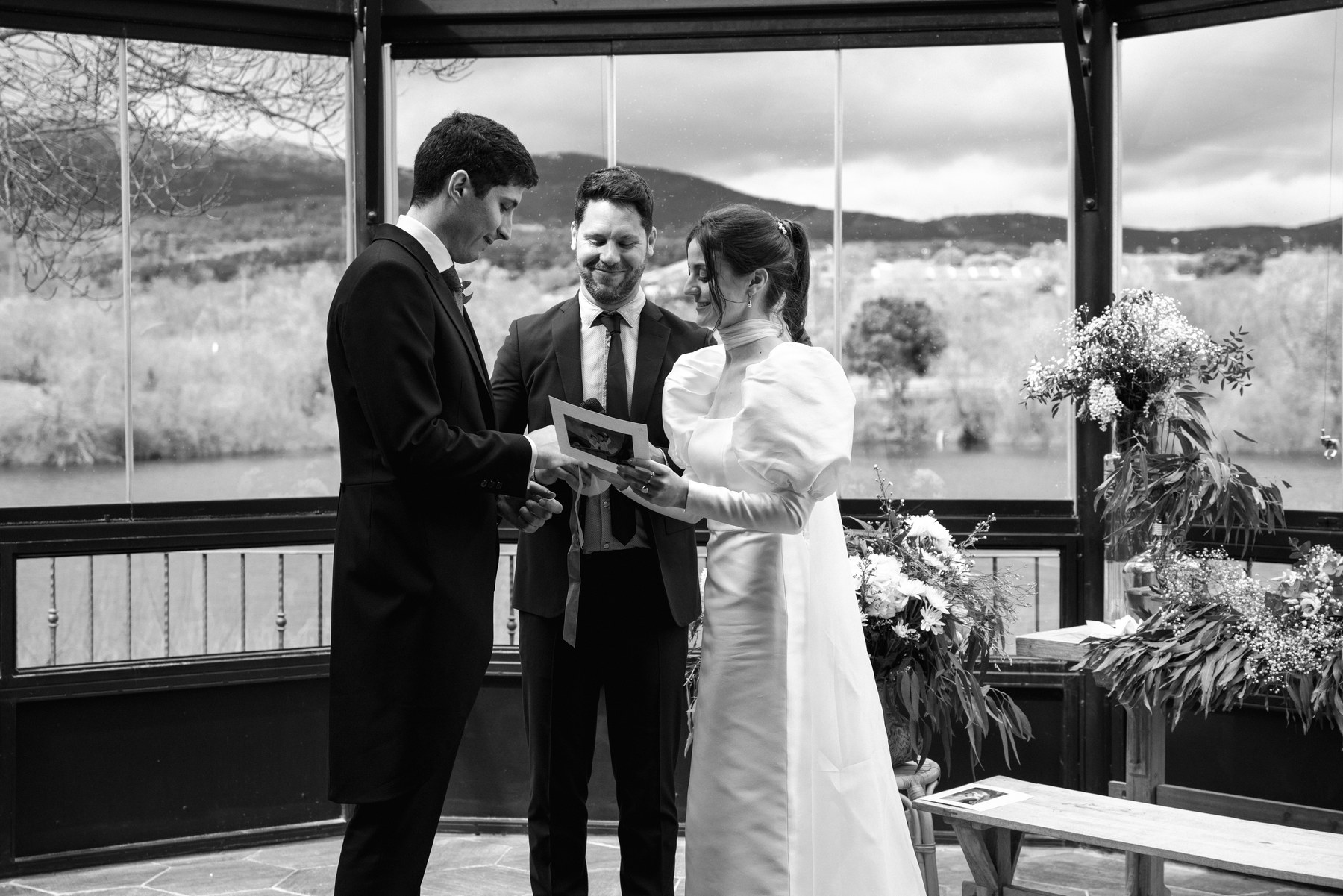 Highlight · Amigos abrazando a los novios — boda de Carmen y Carlos en Prados Moros, Sierra de Madrid