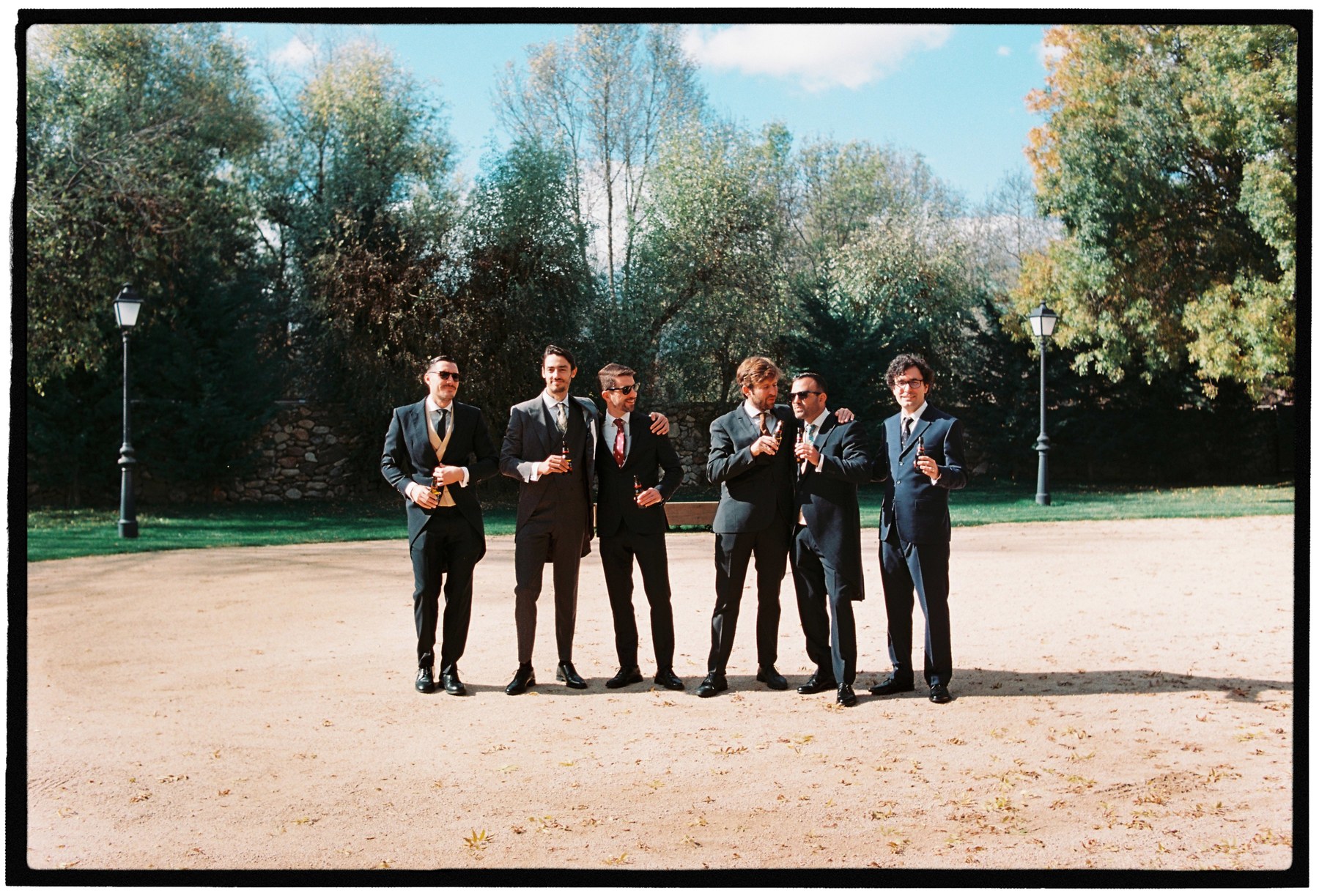 Vista general de la ceremonia — boda de Fernanda y Álvaro en Finca Los Calizos, Sierra de Madrid · en 35mm