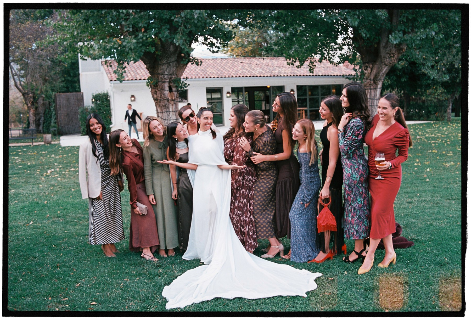 Corte de la tarta entre risas — boda de Fernanda y Álvaro en Finca Los Calizos, Sierra de Madrid · en 35mm