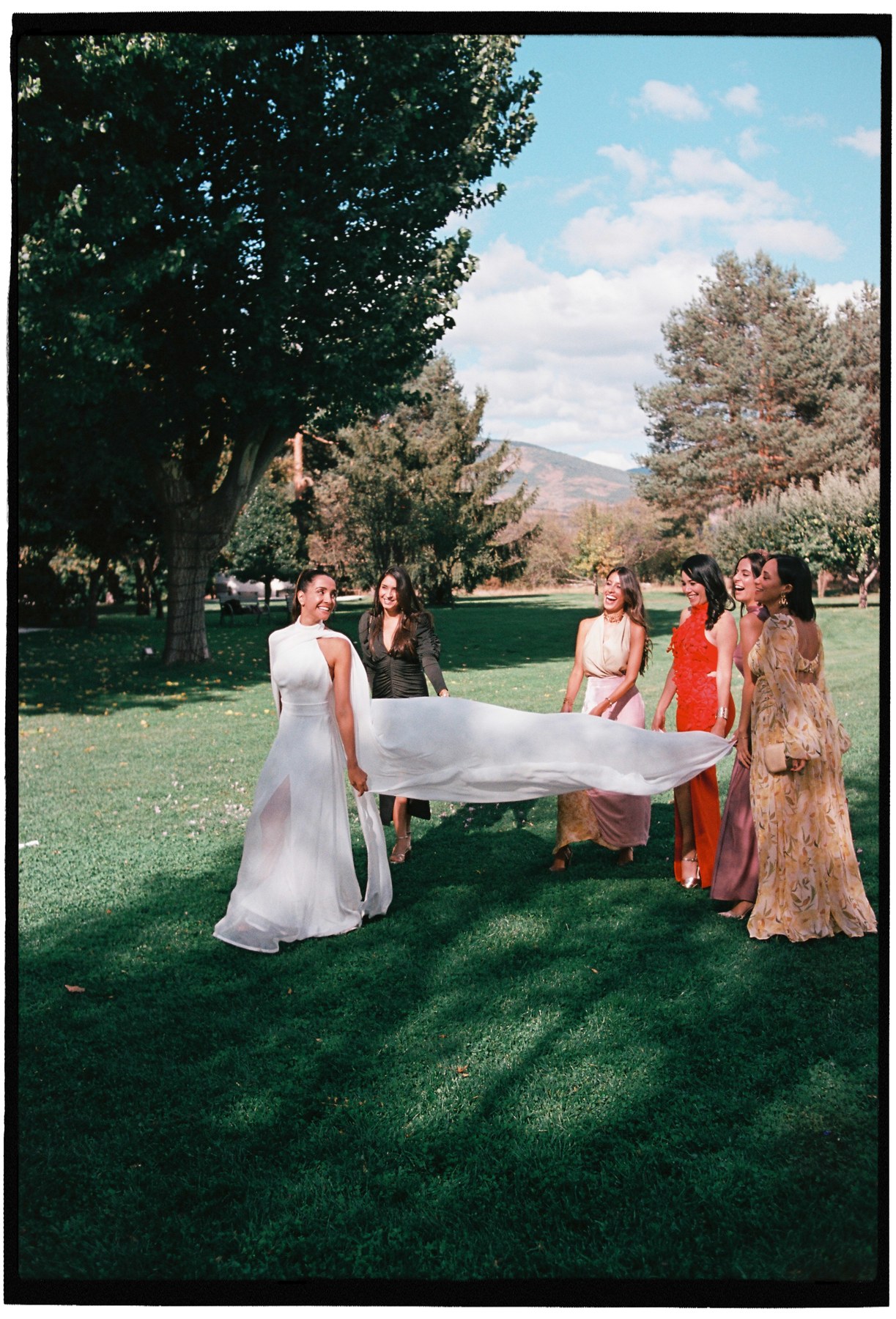 Primer baile de los novios — boda de Fernanda y Álvaro en Finca Los Calizos, Sierra de Madrid · en 35mm