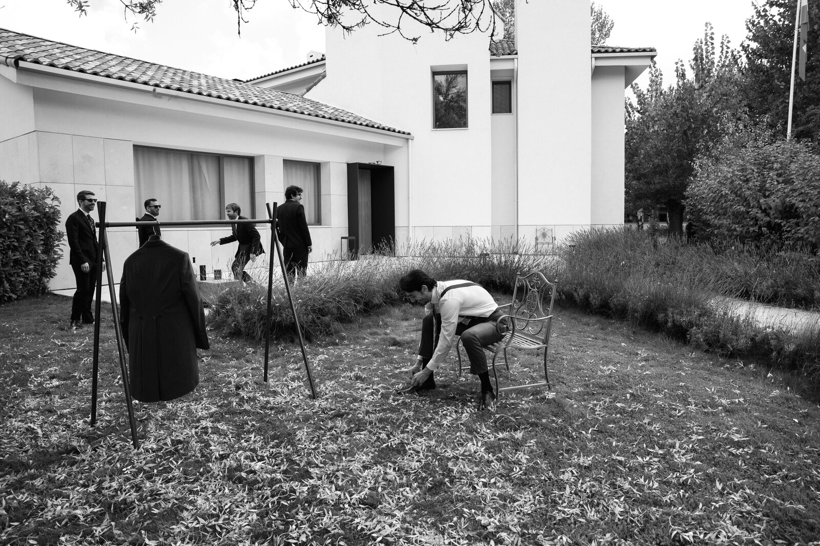 El oficiante y los novios — boda de Fernanda y Álvaro en Finca Los Calizos, Sierra de Madrid
