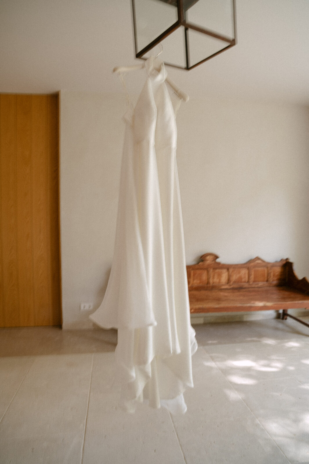 La novia poniéndose los pendientes — boda de Fernanda y Álvaro en Finca Los Calizos, Sierra de Madrid