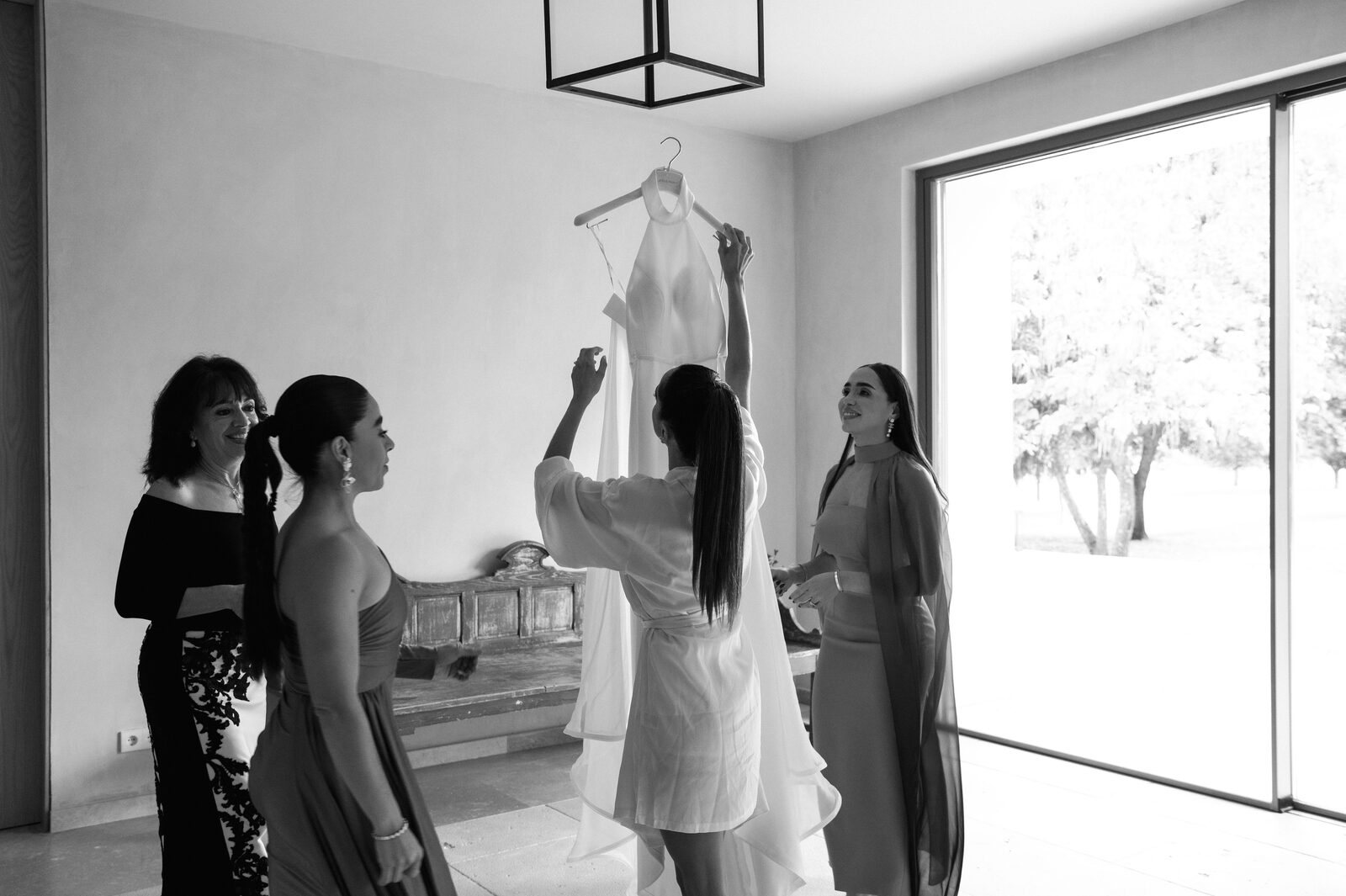 Mesa de aperitivos artesanales — boda de Fernanda y Álvaro en Finca Los Calizos, Sierra de Madrid