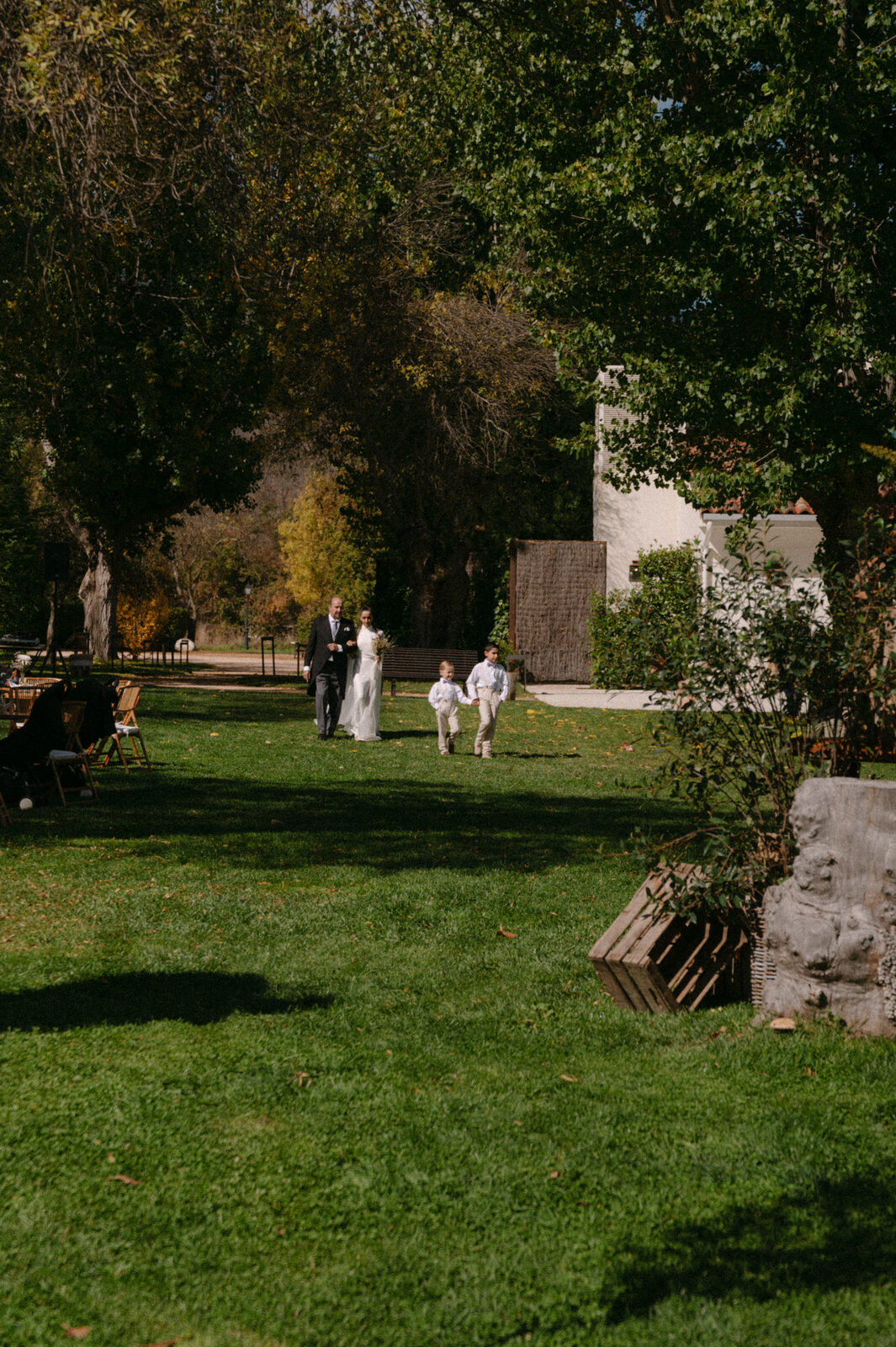 Salida de la ceremonia con arroz y confeti — boda de Fernanda y Álvaro en Finca Los Calizos, Sierra de Madrid