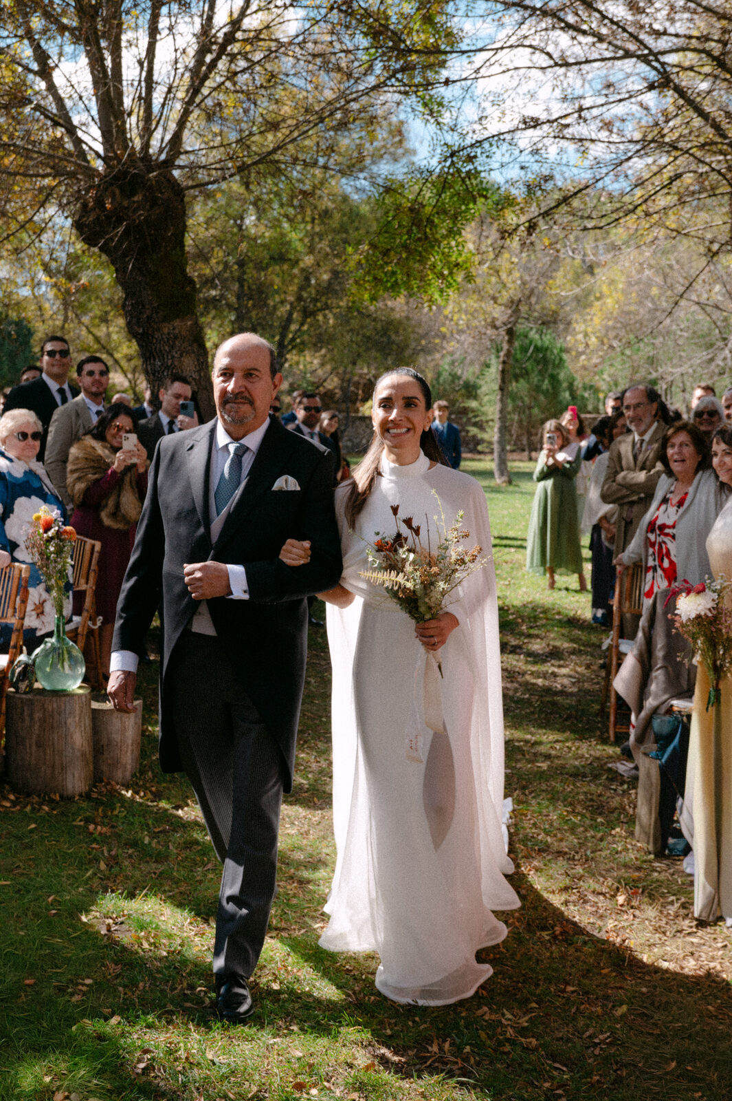 La pareja mirándose entre risas — boda de Fernanda y Álvaro en Finca Los Calizos, Sierra de Madrid