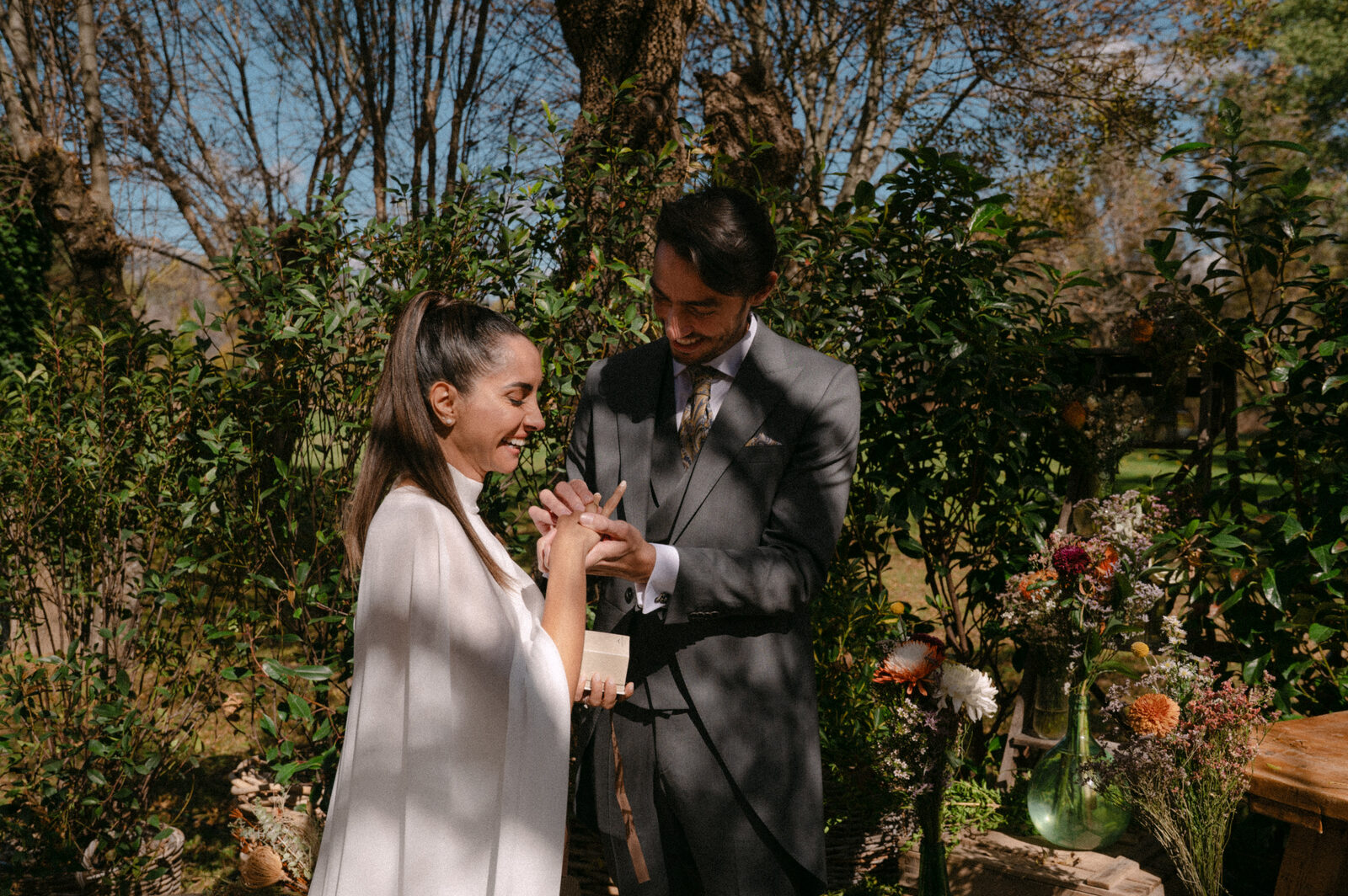 El lugar decorado para el cóctel — boda de Fernanda y Álvaro en Finca Los Calizos, Sierra de Madrid