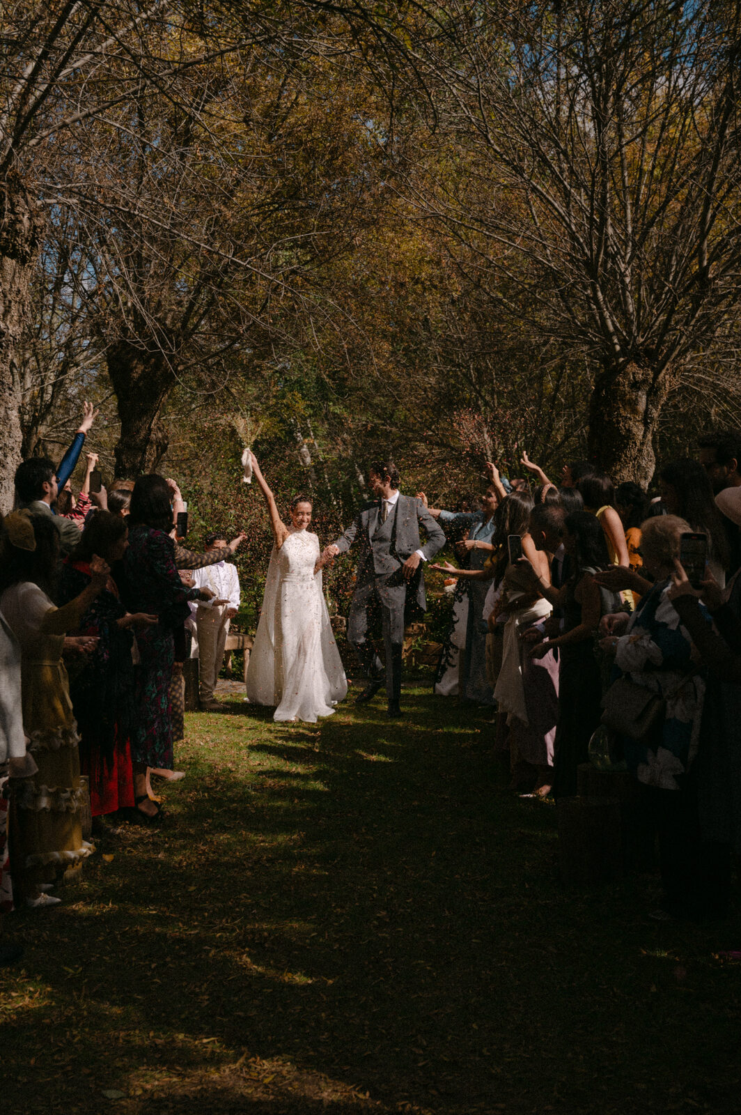 Abrazo íntimo entre los novios — boda de Fernanda y Álvaro en Finca Los Calizos, Sierra de Madrid
