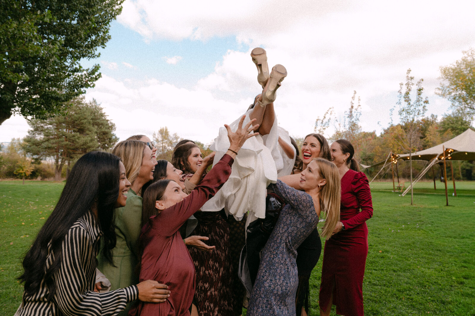 Corte de la tarta entre risas — boda de Fernanda y Álvaro en Finca Los Calizos, Sierra de Madrid