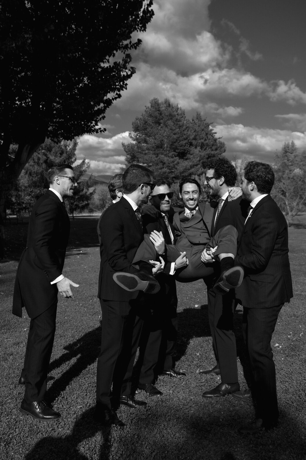 Retrato de los novios en el banquete — boda de Fernanda y Álvaro en Finca Los Calizos, Sierra de Madrid