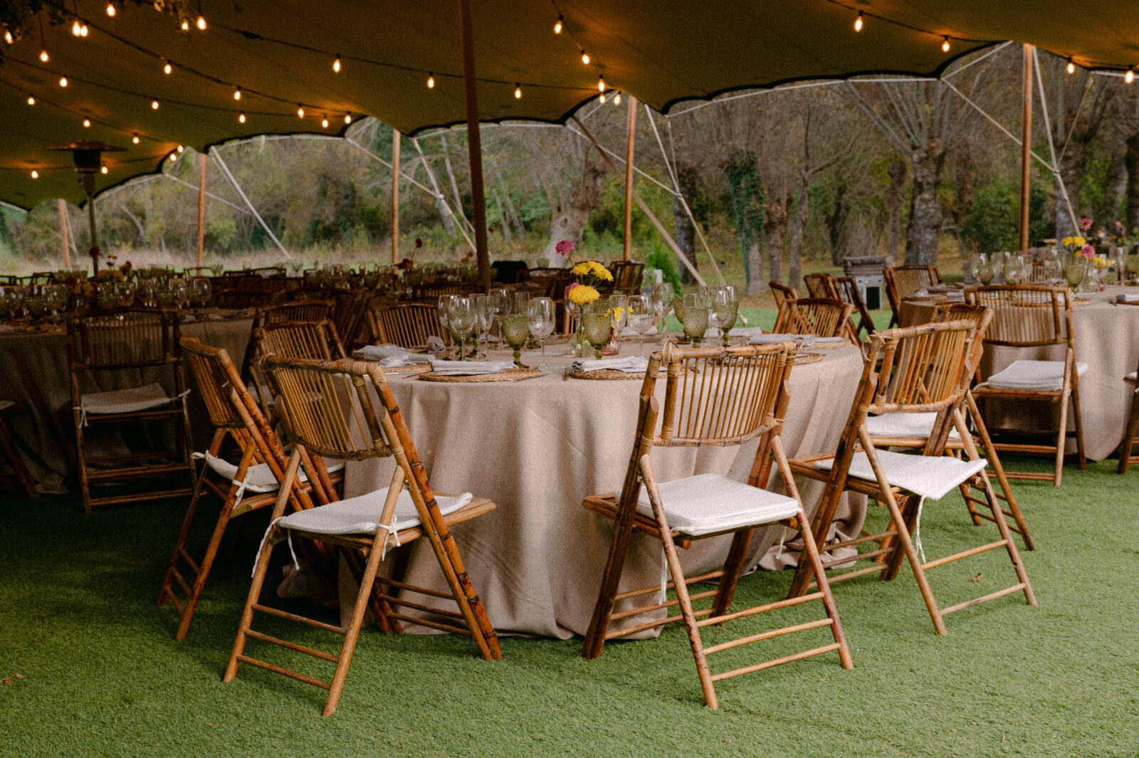 Mesa larga del banquete iluminada — boda de Fernanda y Álvaro en Finca Los Calizos, Sierra de Madrid