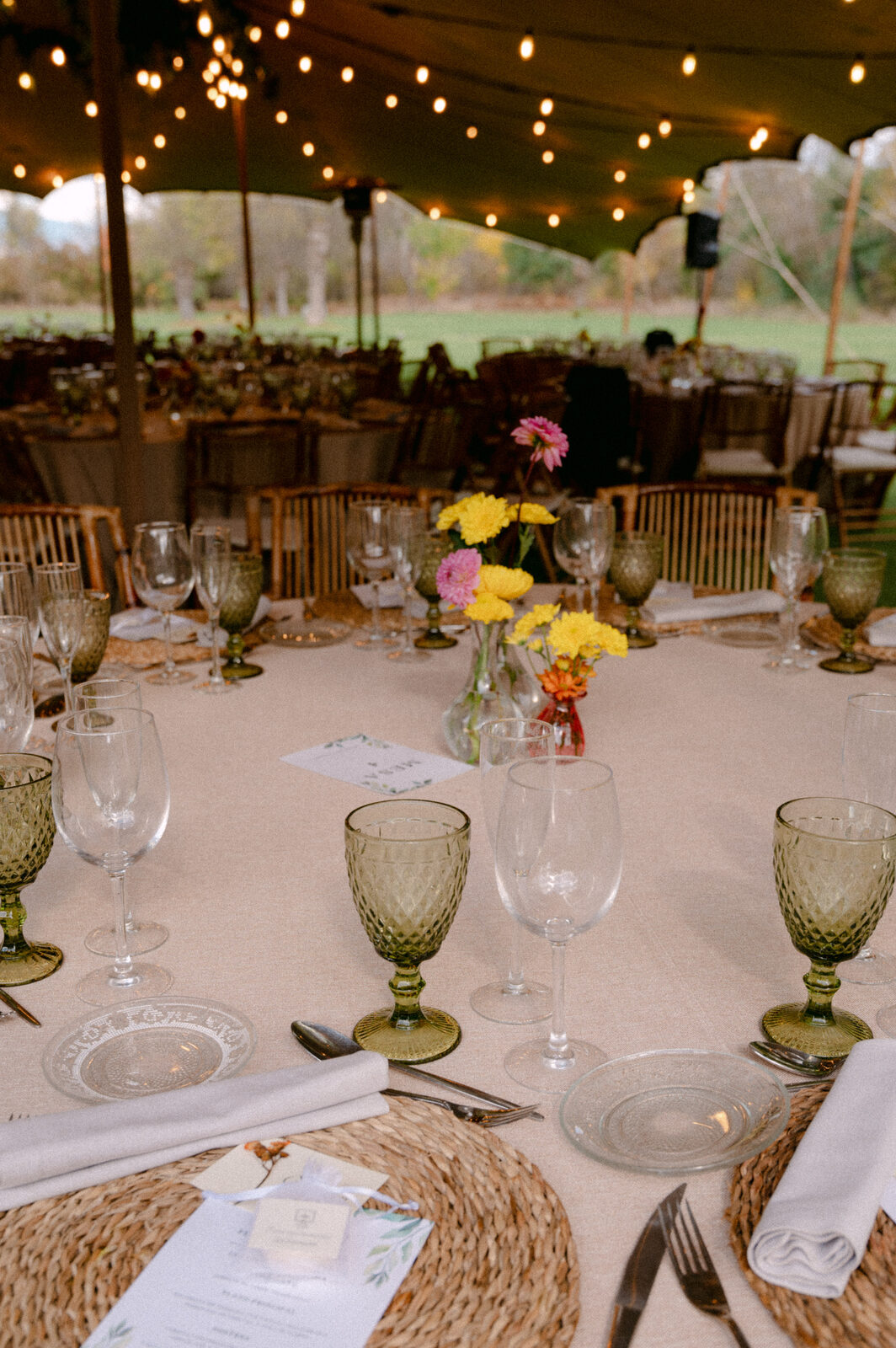 Menú y detalle floral — boda de Fernanda y Álvaro en Finca Los Calizos, Sierra de Madrid