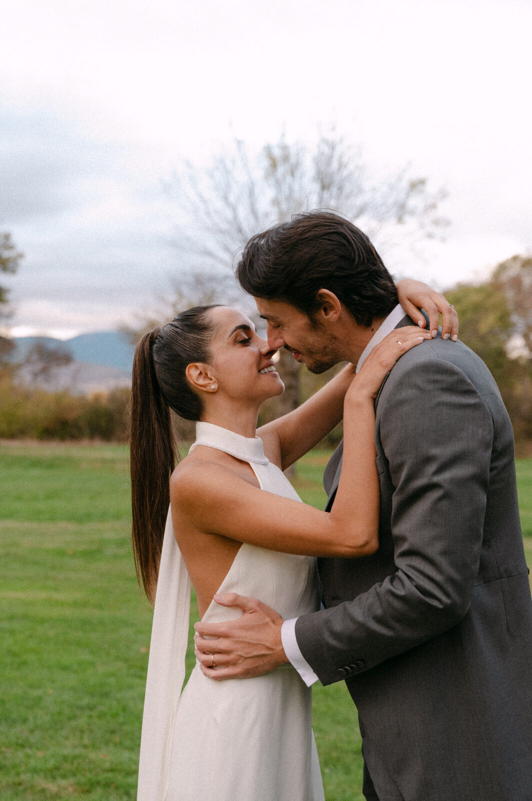Copas y flores del banquete — boda de Fernanda y Álvaro en Finca Los Calizos, Sierra de Madrid