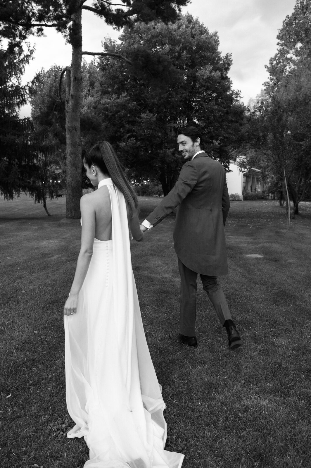Beso durante el baile — boda de Fernanda y Álvaro en Finca Los Calizos, Sierra de Madrid