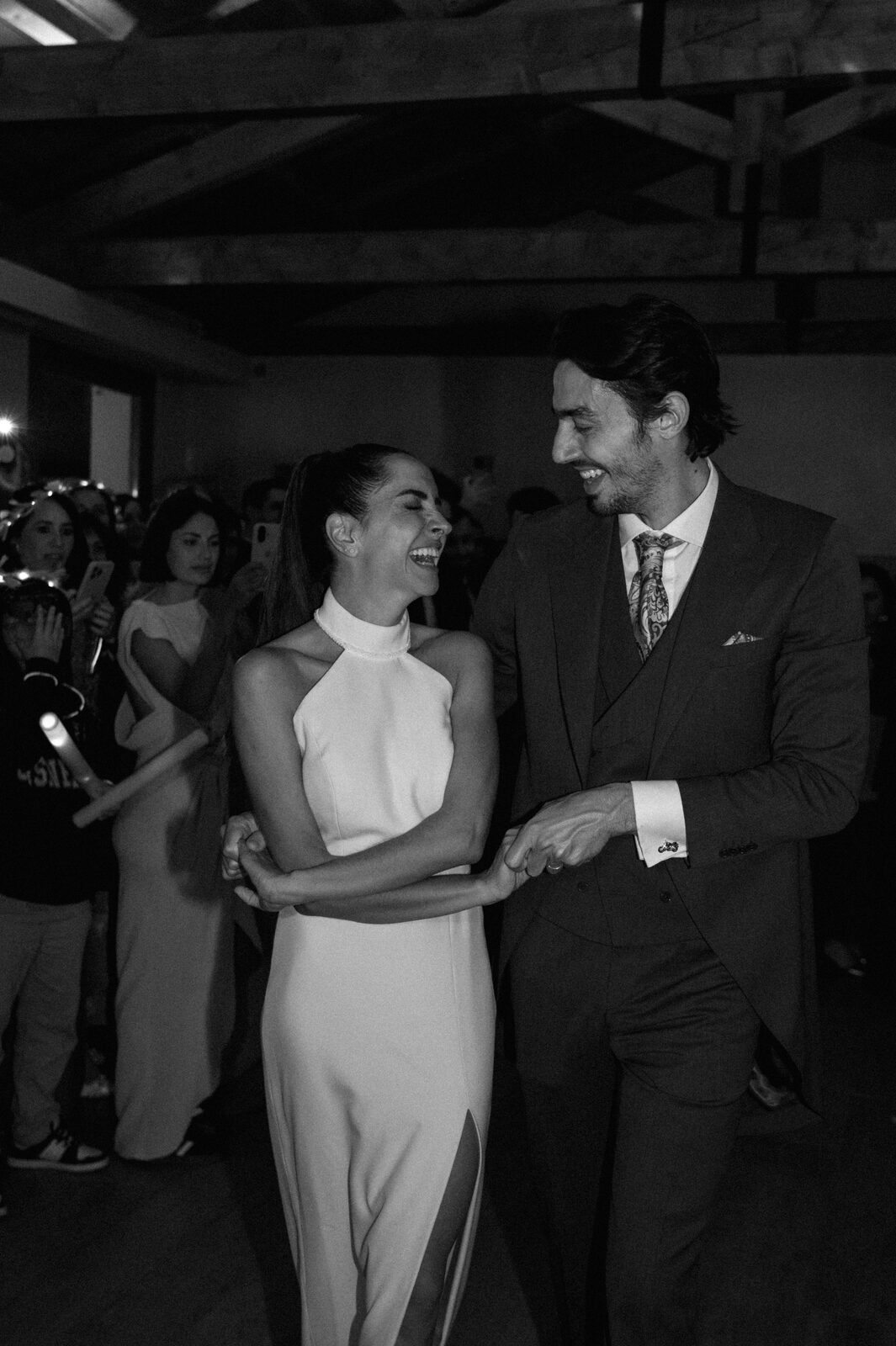Amigos abrazados en la pista — boda de Fernanda y Álvaro en Finca Los Calizos, Sierra de Madrid