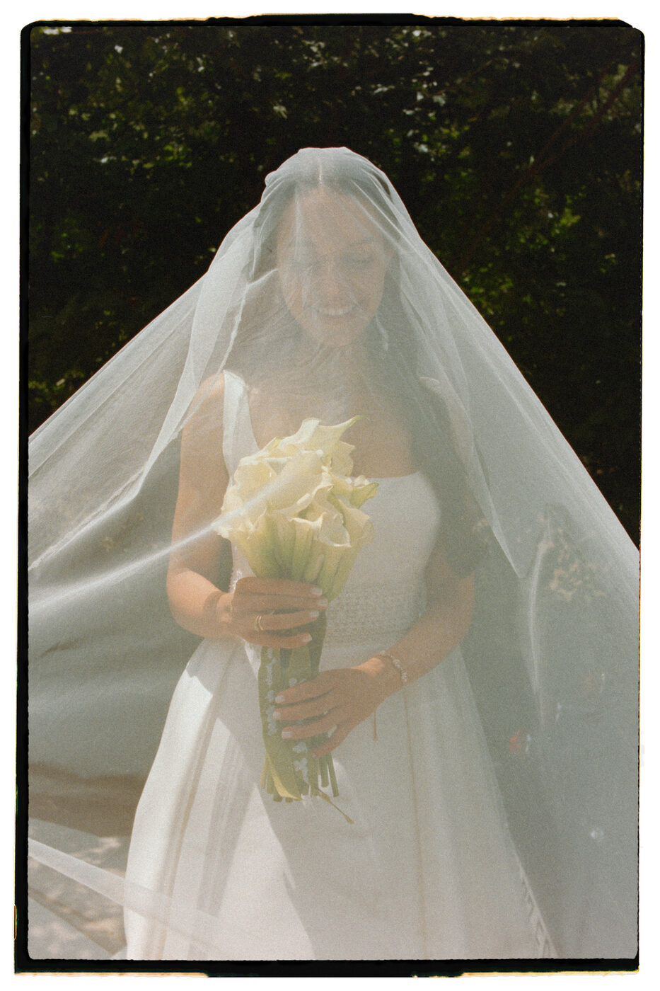 Detalle de manos y alianzas de boda editorial