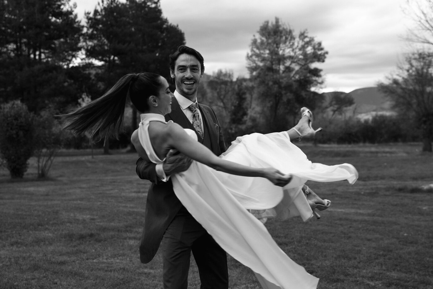 Retrato de pareja al atardecer — reportaje editorial