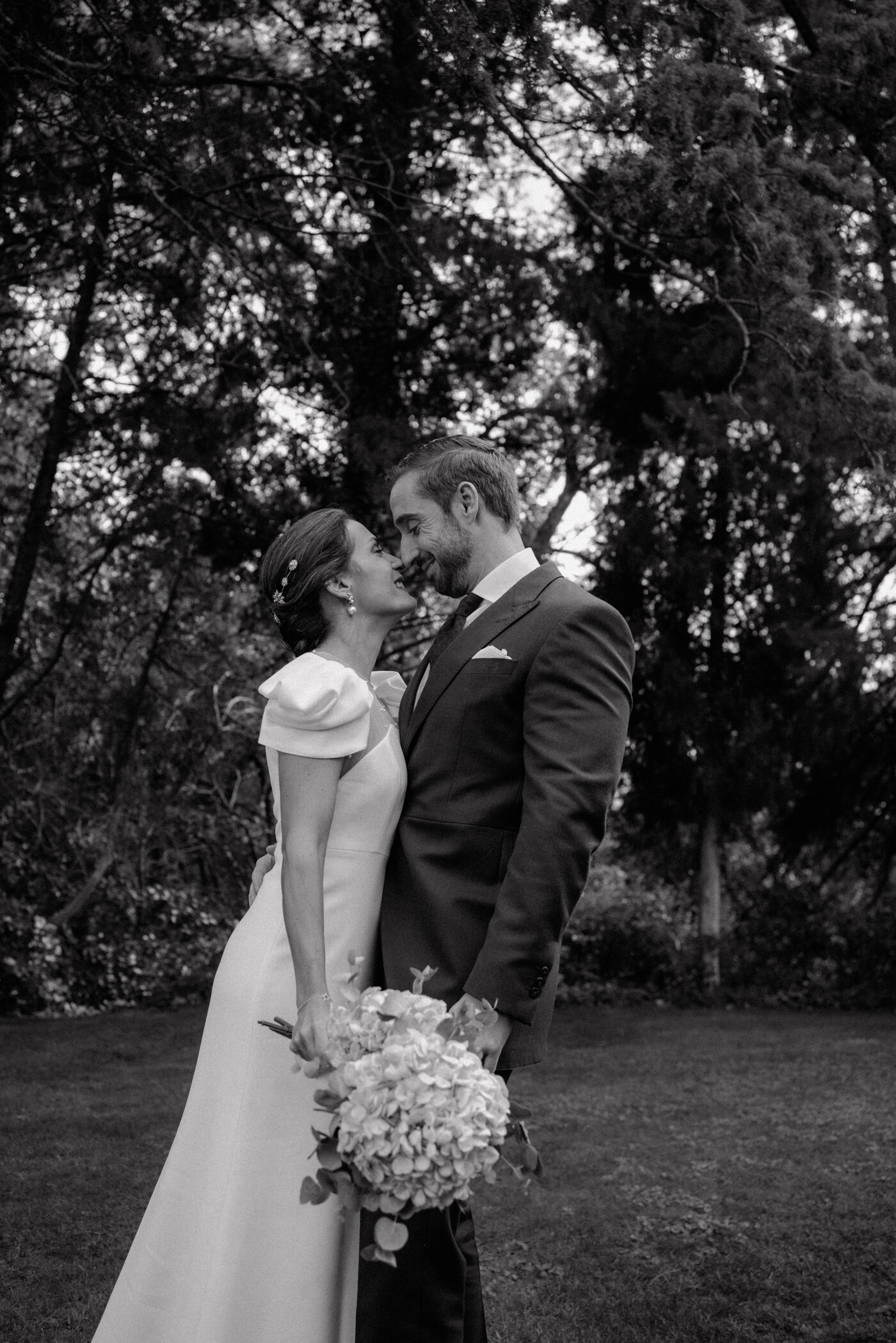 Beso de los novios recién casados