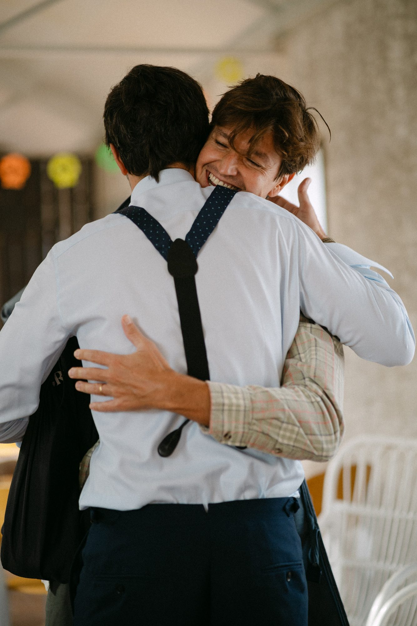 Detalle de manos con la alianza — boda de Silvia y Carlos en La Estación, Otero de Herreros
