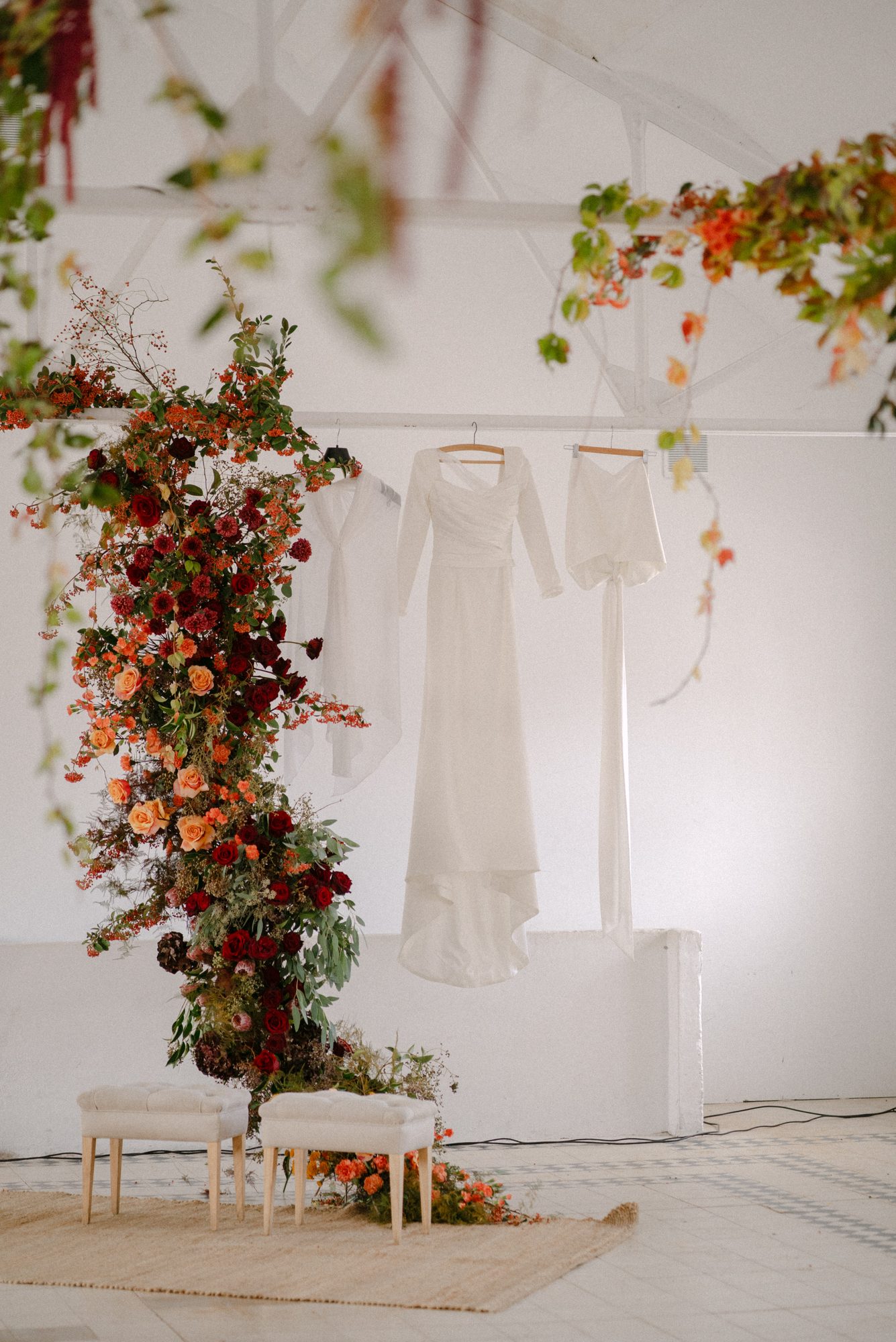 Zapatos de novia junto al vestido — boda de Silvia y Carlos en La Estación, Otero de Herreros