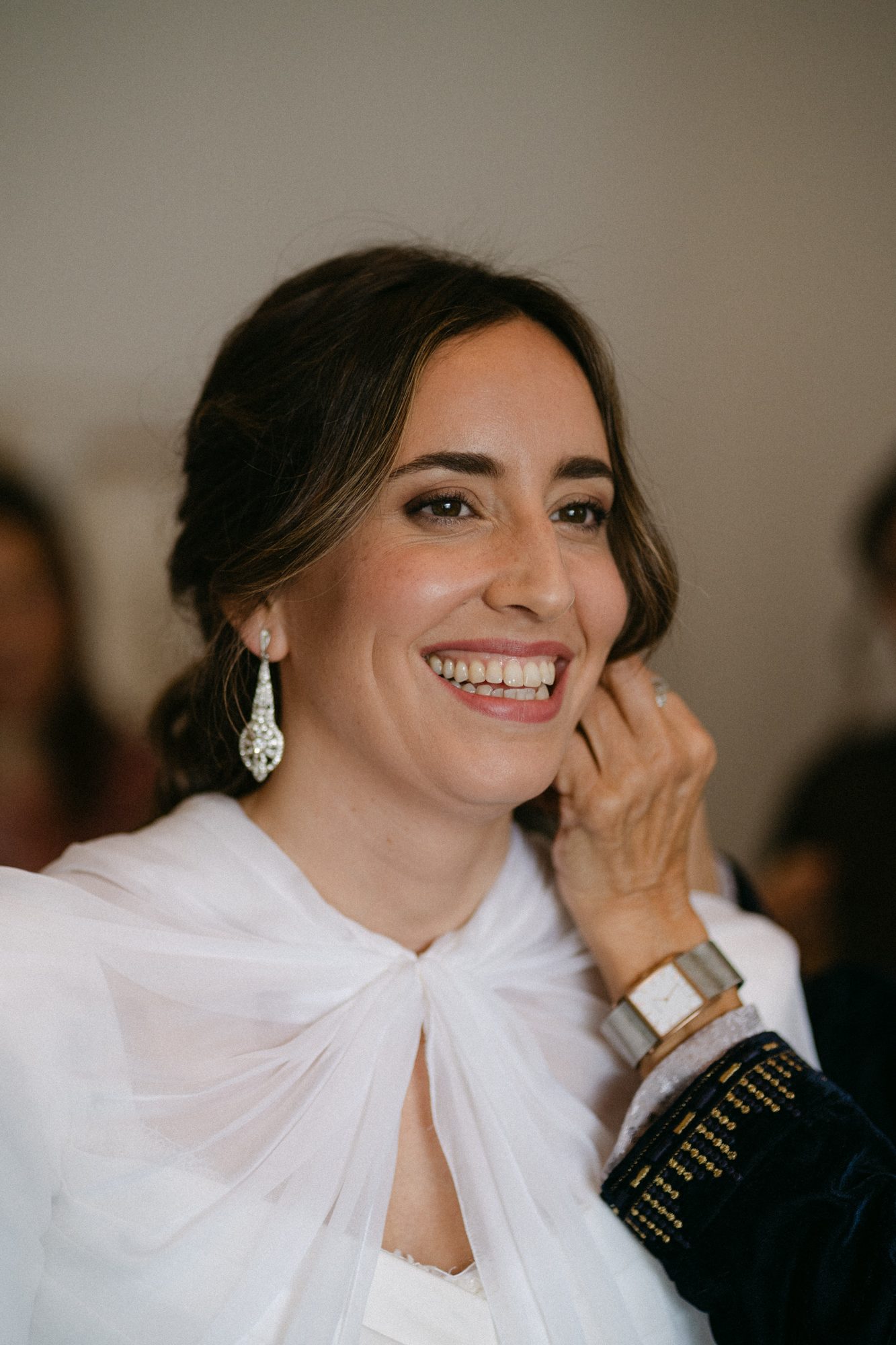 Ramo de la novia sobre la mesa — boda de Silvia y Carlos en La Estación, Otero de Herreros