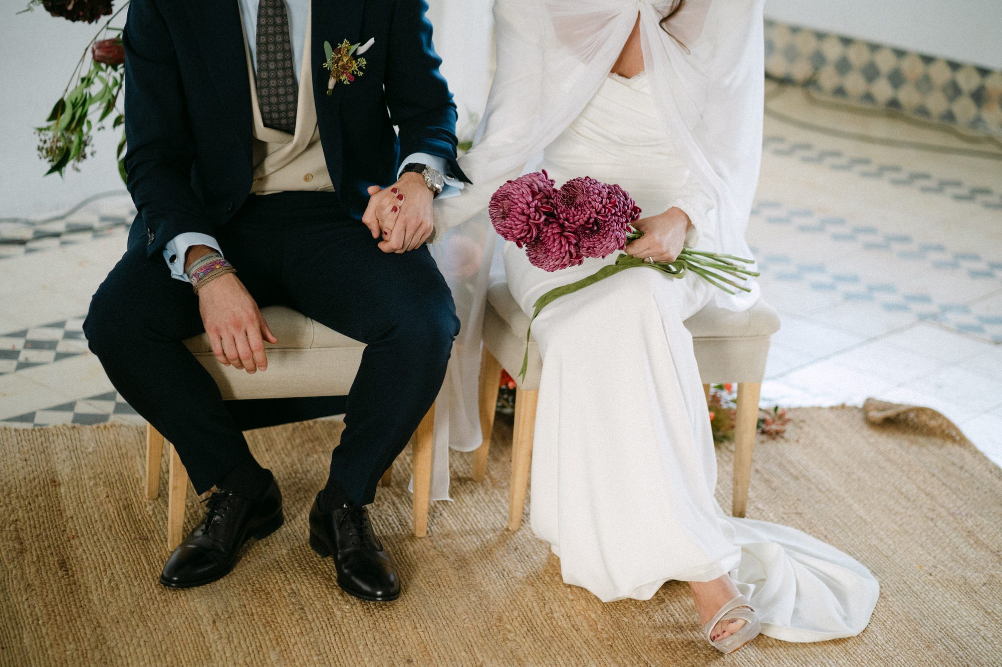 Estilismo del novio en su habitación — boda de Silvia y Carlos en La Estación, Otero de Herreros
