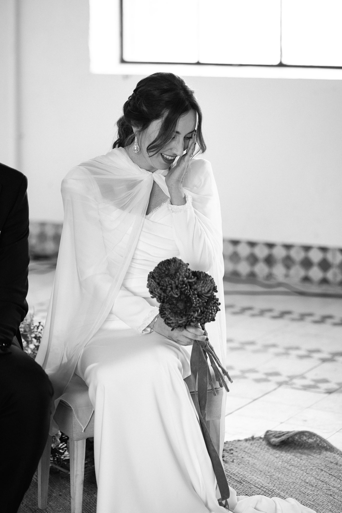 El novio anudándose la corbata — boda de Silvia y Carlos en La Estación, Otero de Herreros