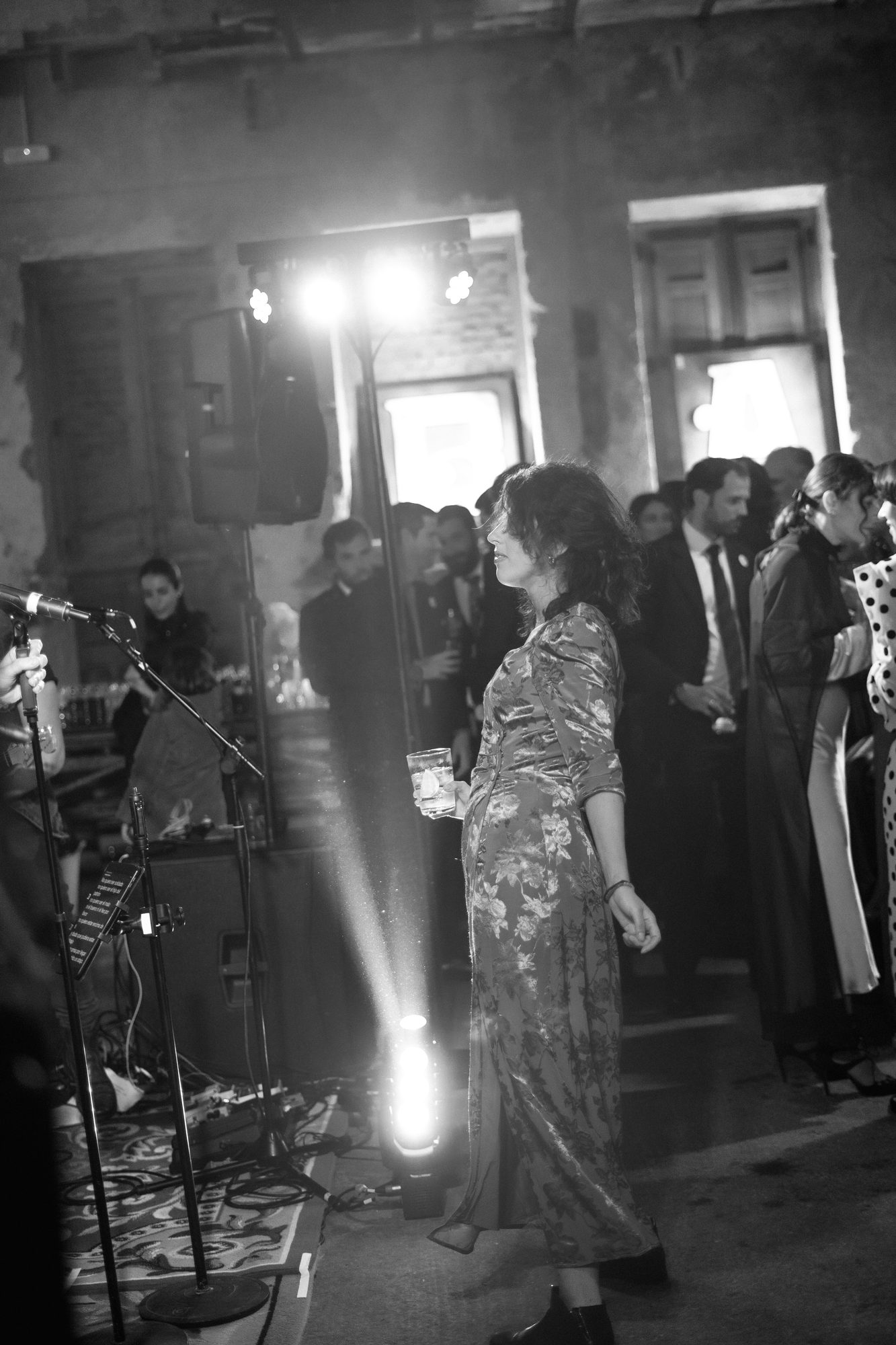 Padre y novia caminando hacia el altar — boda de Silvia y Carlos en La Estación, Otero de Herreros