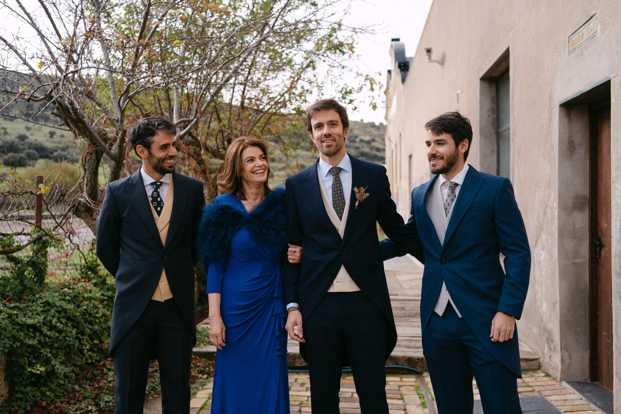 Familia y amigos durante los votos — boda de Silvia y Carlos en La Estación, Otero de Herreros