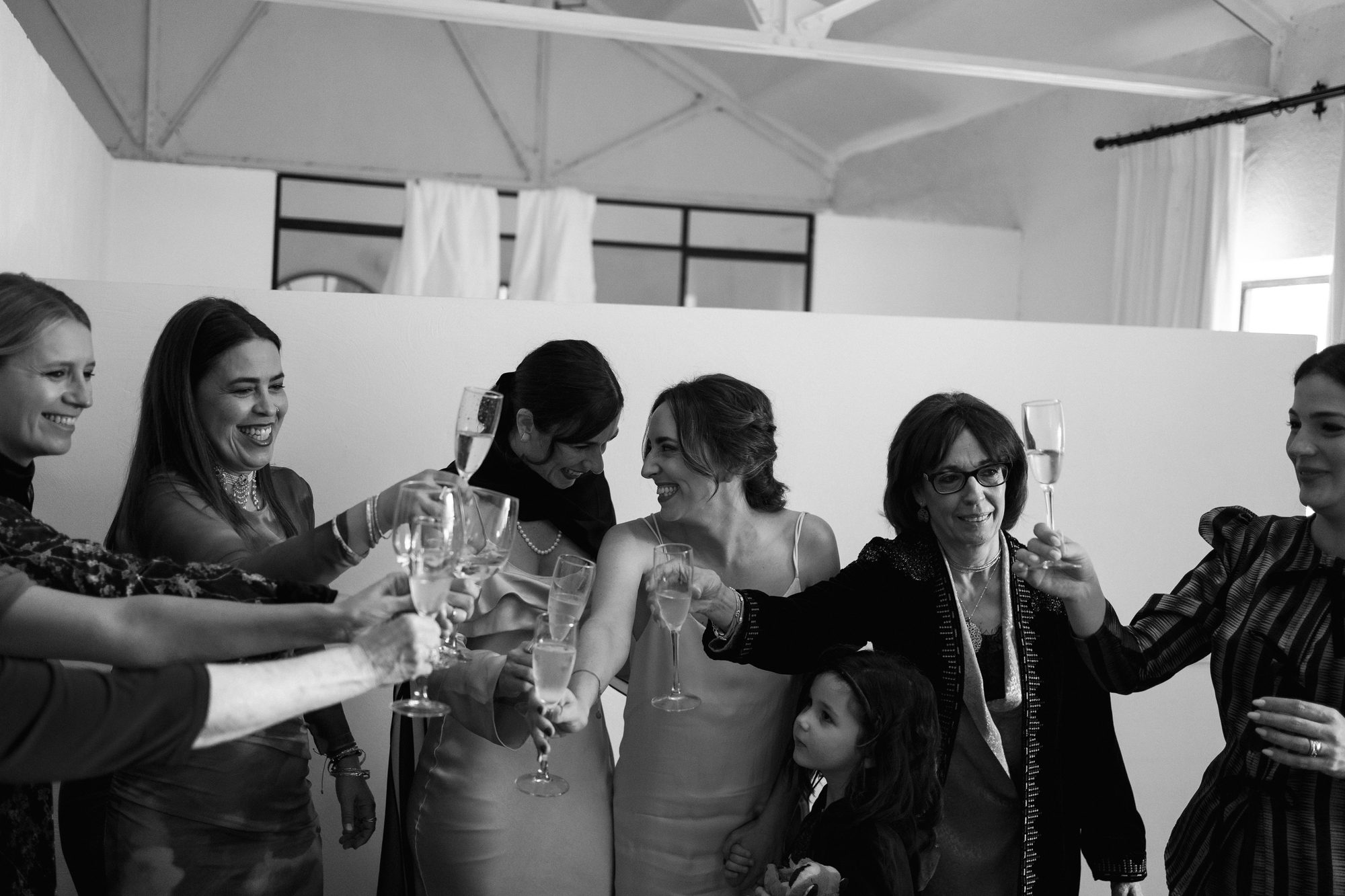 Grupo de invitados riendo — boda de Silvia y Carlos en La Estación, Otero de Herreros