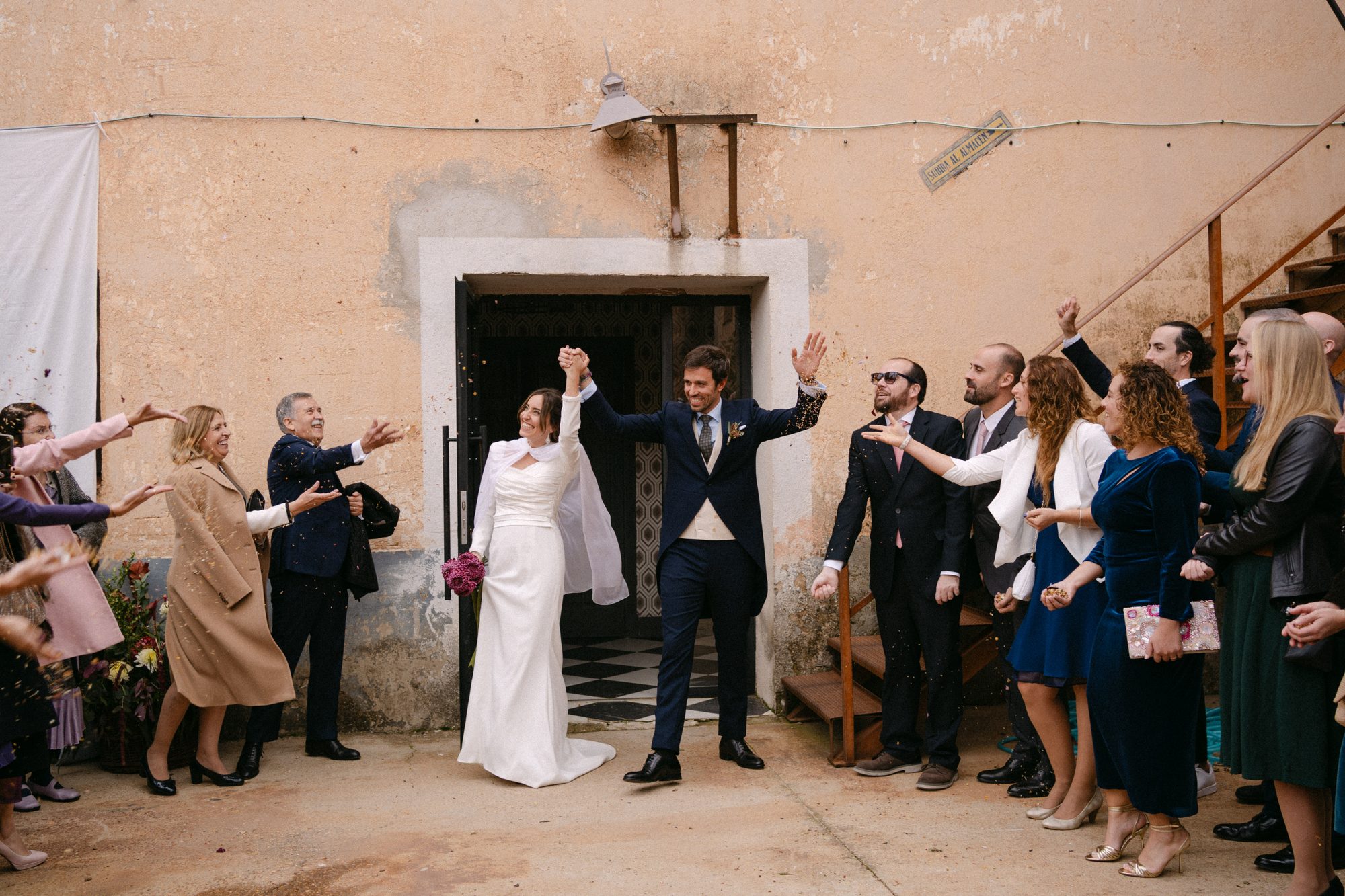 Amigos abrazando a los novios — boda de Silvia y Carlos en La Estación, Otero de Herreros