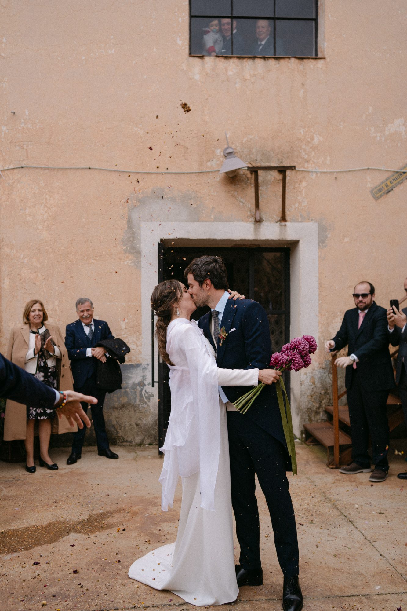Abrazo íntimo entre los novios — boda de Silvia y Carlos en La Estación, Otero de Herreros