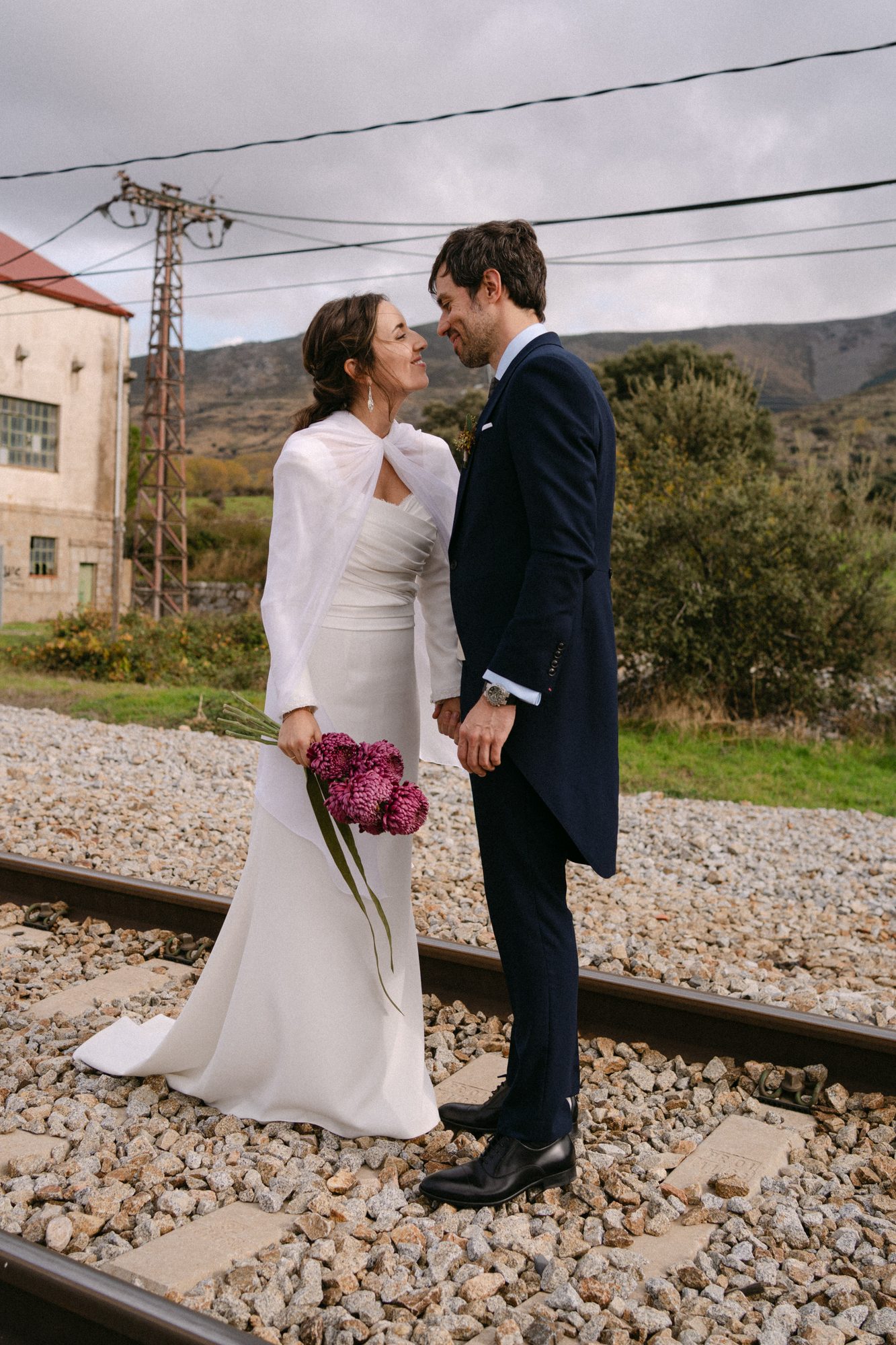 Retrato de los novios frente al lugar — boda de Silvia y Carlos en La Estación, Otero de Herreros