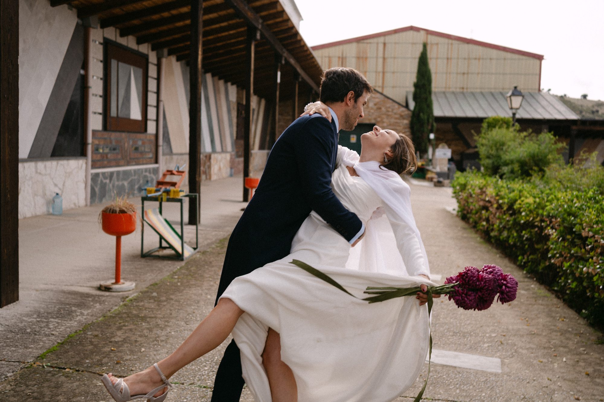 Brindis de los novios con los invitados — boda de Silvia y Carlos en La Estación, Otero de Herreros
