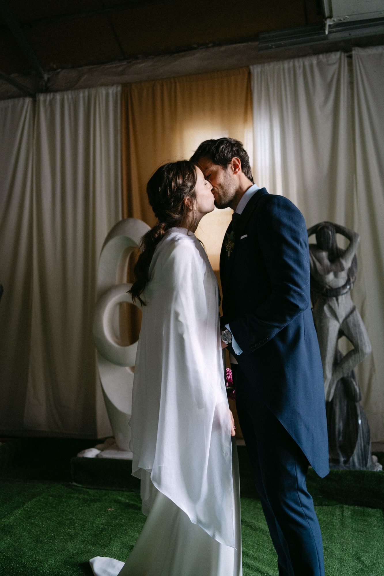 Copas y flores del banquete — boda de Silvia y Carlos en La Estación, Otero de Herreros