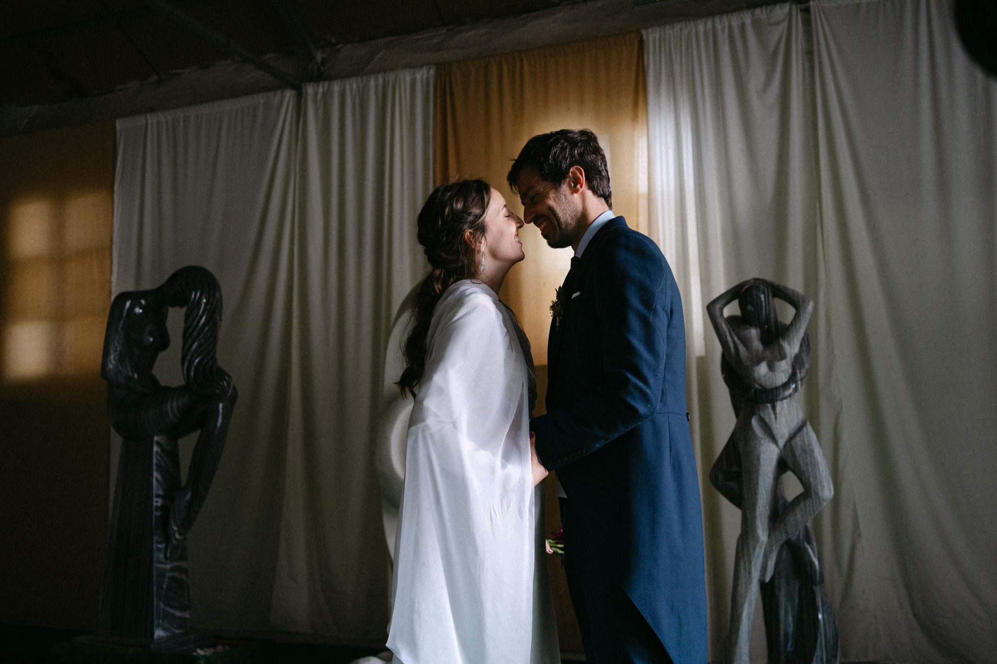 El banquete de noche bajo las guirnaldas — boda de Silvia y Carlos en La Estación, Otero de Herreros