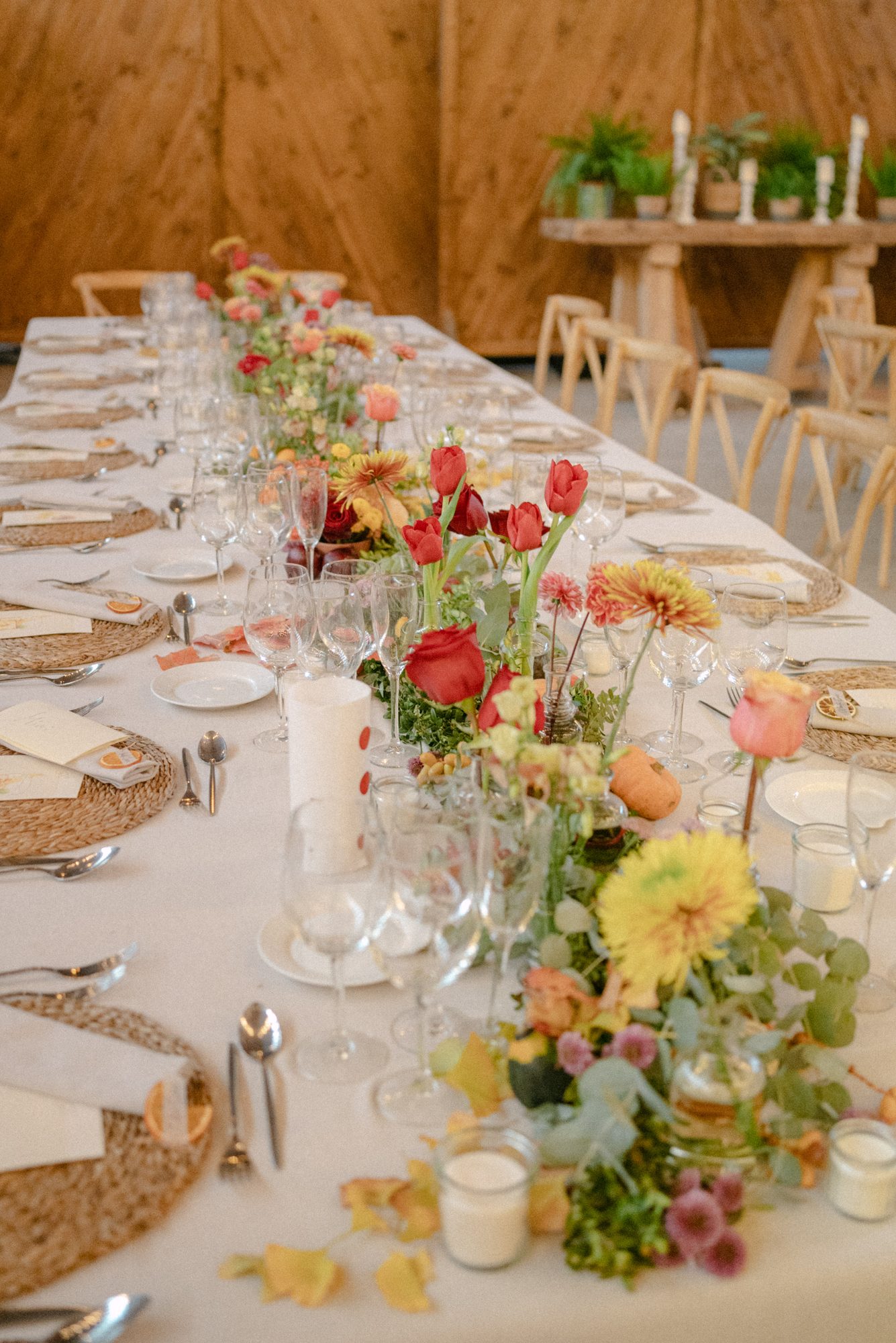 Copas y flores del banquete — boda de Silvia y Carlos en La Estación, Otero de Herreros
