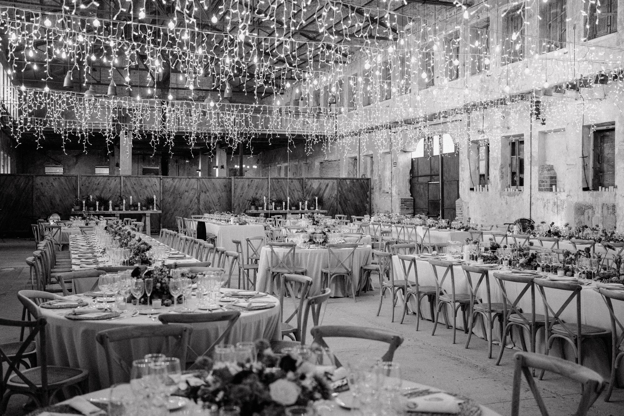 Corte de la tarta entre risas — boda de Silvia y Carlos en La Estación, Otero de Herreros