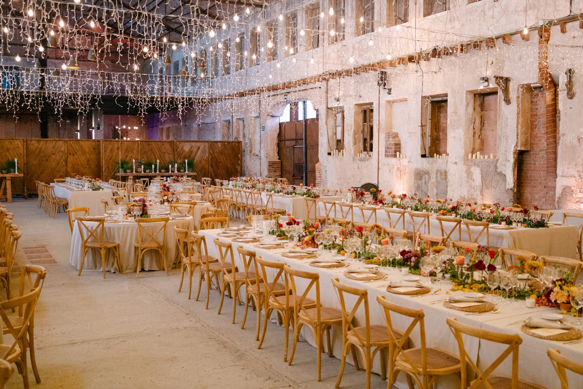 Vista de la pista llena a medianoche — boda de Silvia y Carlos en La Estación, Otero de Herreros