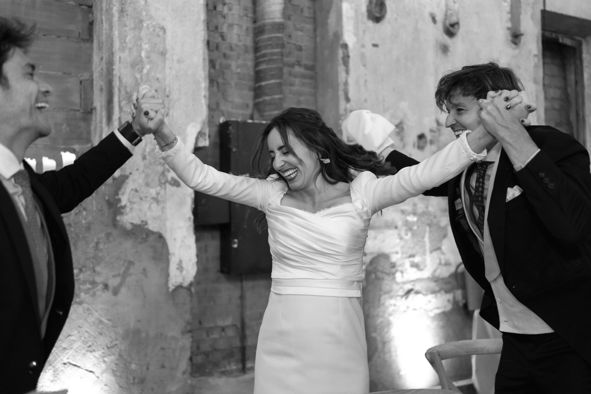 Fiesta con luces cálidas al fondo — boda de Silvia y Carlos en La Estación, Otero de Herreros