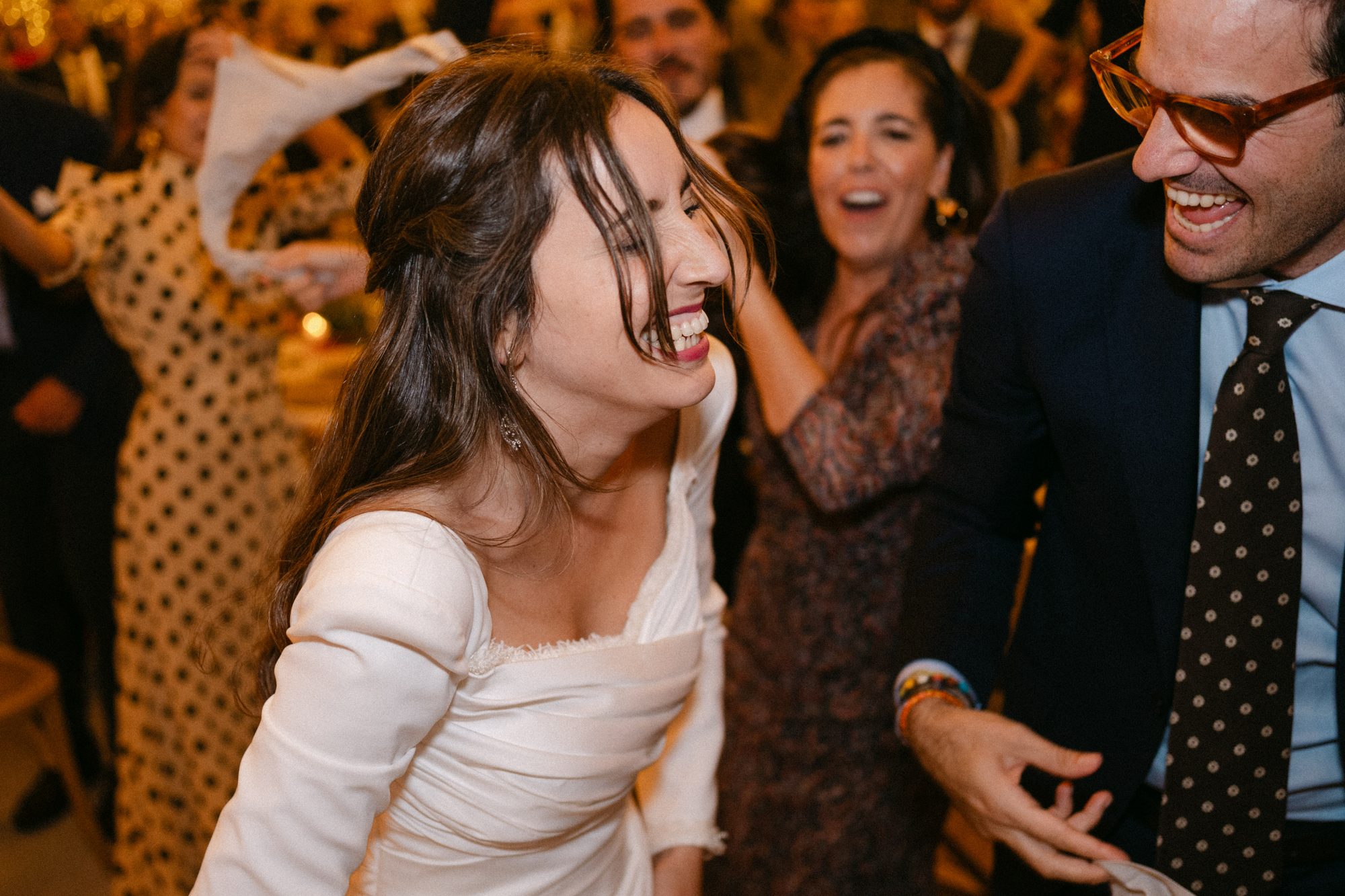 Los novios entre invitados durante la fiesta — boda de Silvia y Carlos en La Estación, Otero de Herreros