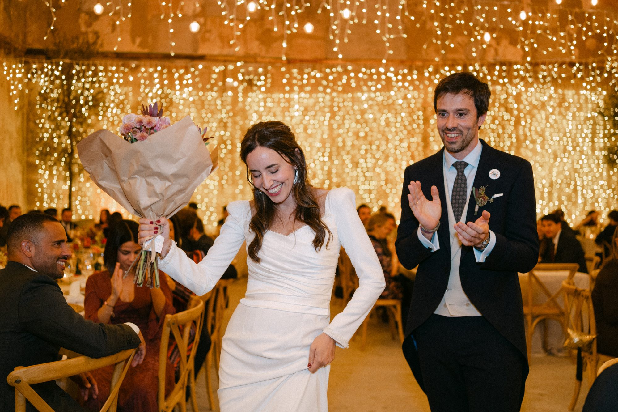 Fiesta a plena luz de la noche — boda de Silvia y Carlos en La Estación, Otero de Herreros