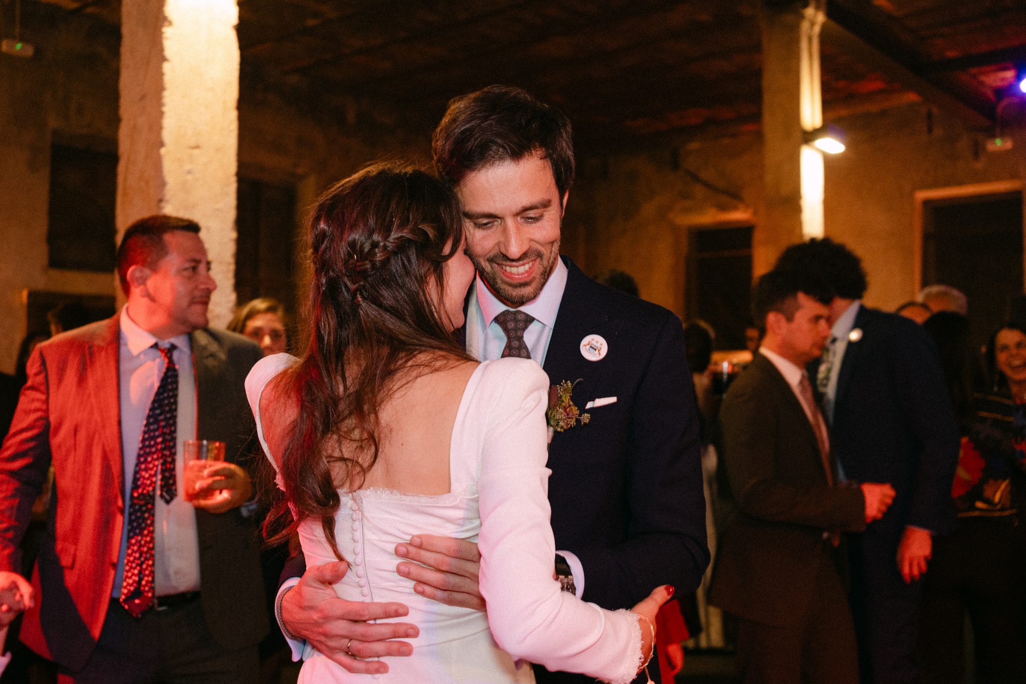 Grupo de amigos bailando — boda de Silvia y Carlos en La Estación, Otero de Herreros