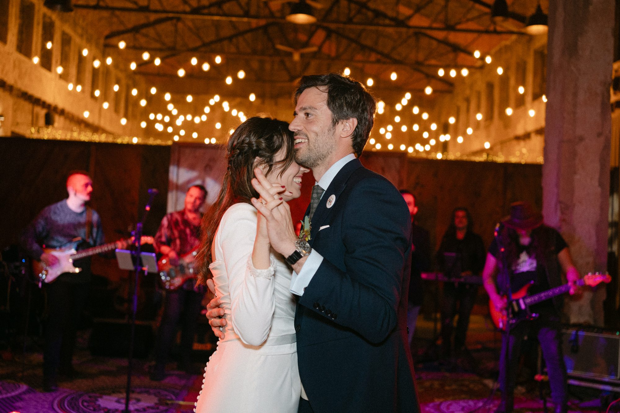 Confeti y baile en la pista — boda de Silvia y Carlos en La Estación, Otero de Herreros