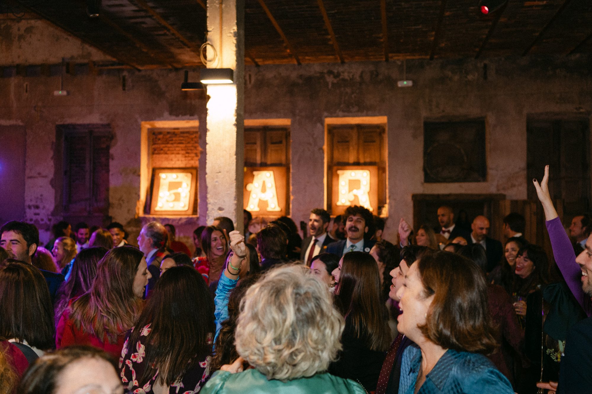 Fiesta con luces cálidas al fondo — boda de Silvia y Carlos en La Estación, Otero de Herreros