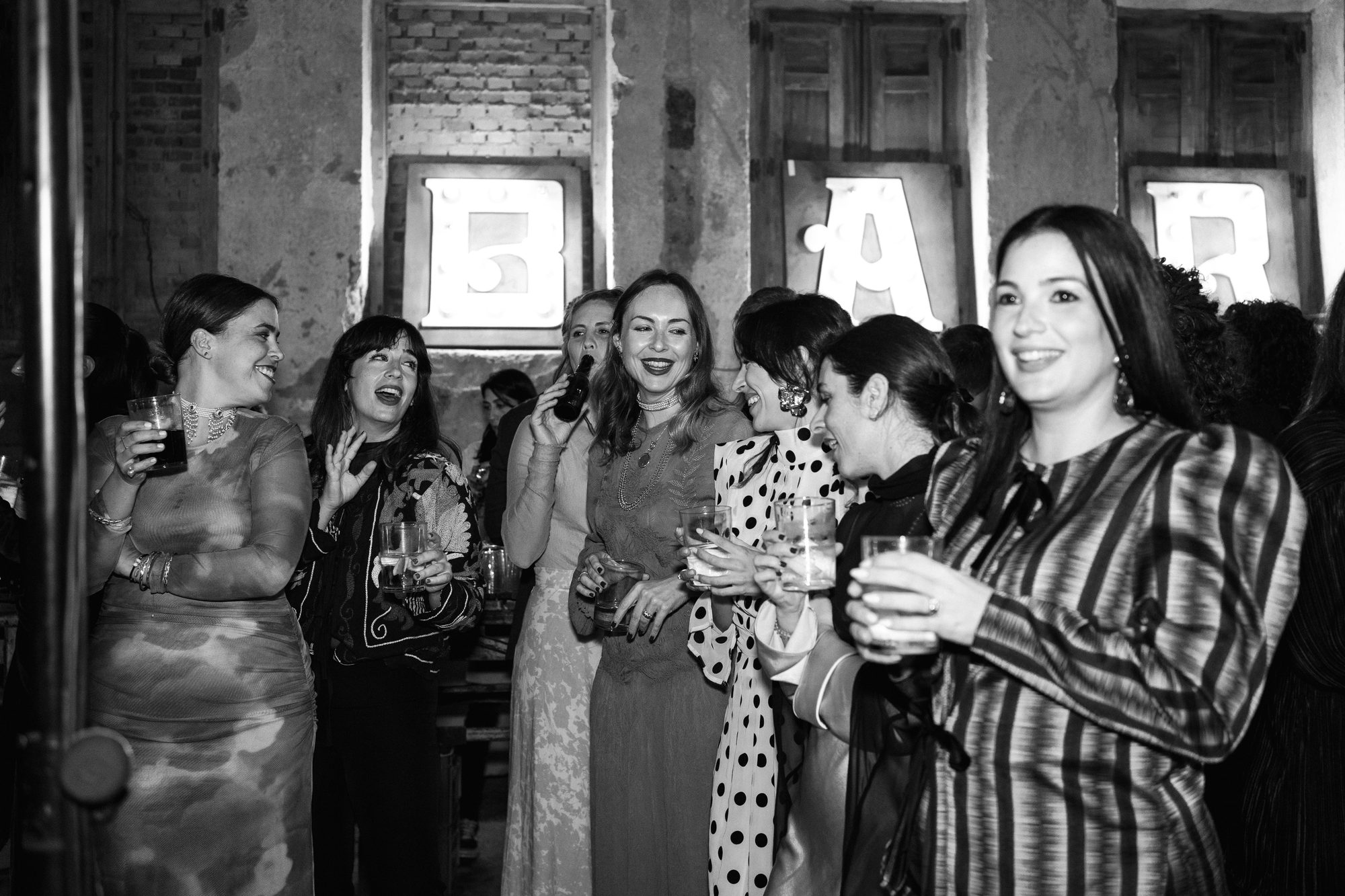 Los novios entre invitados durante la fiesta — boda de Silvia y Carlos en La Estación, Otero de Herreros